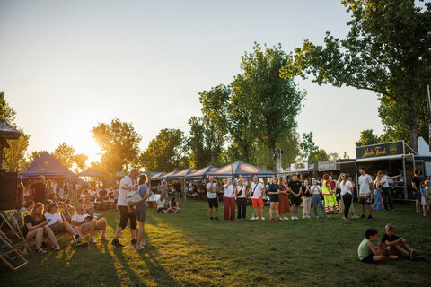 Das See Opening 2025 im Burgenland hat einmal mehr seine Bedeutung als Saisonauftakt unter Beweis gestellt. Trotz durchwachsenen Wetters am ersten Wochenende und eines verregneten Sonntags zum Abschluss genossen heuer wieder mehr als 45.000Besucher:innen das vielfältige Programm und die einzigartigen Kulissen des Neusiedler Sees und Neufelder Sees.