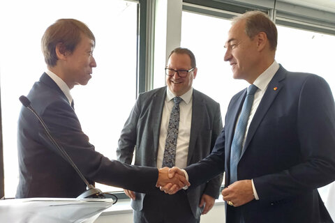 Wirtschaftslandesrat Dr. Leonhard Schneemann bei der Präsentation der Zukunftspläne im Rahmen der Kooperation des renommierten Arzneimittelherstellers Sigmapharm mit der japanischen Rohto Pharmaceutical.