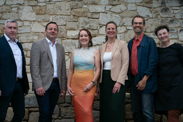 Seit 30 Jahren betreut der Storchenverein Rust die Population von Weißstörchen am Westufer des Neusiedler Sees und leistet Pionierarbeit (v.l.): Johann Reinprecht (Vizebürgermeister Rust), Igor Smrtnik (Obmann Storchenverein Rust), Sabine König (Künstlerin), Landeshauptmann-Stellvertreterin Anja Haider-Wallner, Landtagsabgeordneter Wolfgang Spitzmüller, Sonja Grapa (Geschäftsführung Tourismus Freistadt Rust).