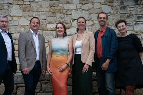 Seit 30 Jahren betreut der Storchenverein Rust die Population von Weißstörchen am Westufer des Neusiedler Sees und leistet Pionierarbeit (v.l.): Johann Reinprecht (Vizebürgermeister Rust), Igor Smrtnik (Obmann Storchenverein Rust), Sabine König (Künstlerin), Landeshauptmann-Stellvertreterin Anja Haider-Wallner, Landtagsabgeordneter Wolfgang Spitzmüller, Sonja Grapa (Geschäftsführung Tourismus Freistadt Rust).