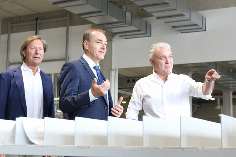Wirtschaftslanderat Leonhard Schneemann beim Besichtigen des Betriebs mit Eigentümer Edgar Stameseder (r.), Bürgermeister Kurt Maczek (2 v.l.) und Betriebsleiter Rene Schermann.