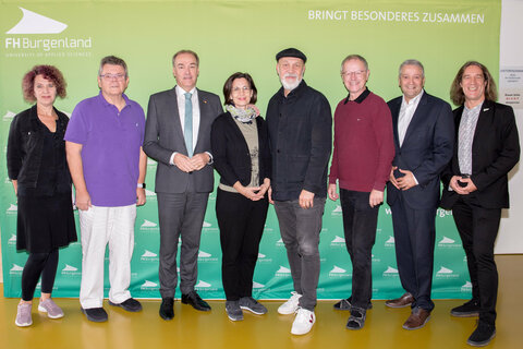 Gruppenbild mit Teilnehmern der Tagung „Armut in Europa“ (v.l.n.r.) Dagmar Fenninger-Bucher, MA (FH Burgenland, Department Soziales), Wolfgang Katzian (Präsident des Europäischen Gewerkschaftsbundes), Landesrat Dr. Leonhard Schneemann, Mag.a Claudia Pruditsch (Frauenbeauftragte Verein „Wendepunkt“), Mag. (FH) Erich Fenninger, DSA (Geschäftsführung Volkshilfe Österreich), Prof. Dr. Christoph Butterwegge (Politikwissenschaftler, Universität Köln), Prof. Dr. Thomas Beyer, Prof. (FH) Mag. (FH) Manfred Tauchner, DSA (FH Burgenland, Departmentleiter Soziales).