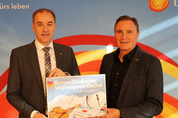 Landesrat Dr. Leonhard Schneemann und der Vorsitzende des Landesseniorenbeirates Helmut Bieler (v.l.) präsentierten die Vorteile für die ältere Generation.