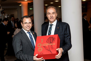 Landesrat Dr. Leonhard Schneemann überreichte Wirtschaftskammer Burgenland-Präsident Andreas Wirth (v.r.) seitens des Landes ein Präsent.