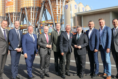 Die ASFINAG-Vorstände Hartwig Hufnagl und Josef Fiala, Landtagsabgeordneter Wolfgang Sodl, Landtagsabgeordneter Werner Friedl, der Brucker Bürgermeister Gerhard Weil, Landesrat Ludwig Schleritzko (NÖ), Straßenbaulandesrat Heinrich Dorner und Wirtschaf