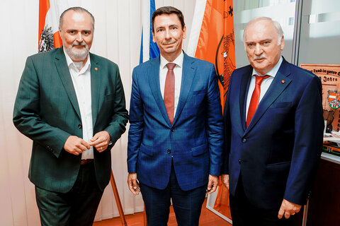 Landeshauptmann Hans Peter Doskozil mit dem slowakischen Botschafter Jozef Polakovic sowie Prof. hc Alfred Rákóczi Tombor, General-Honorarkonsul der Slowakei, in seinem Büro im Landhaus in Eisenstadt.