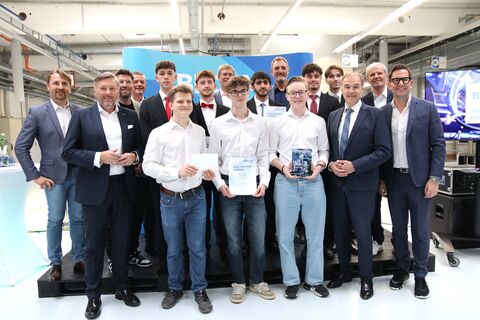 Die Teilnehmerinnen und Teilnehmer der BECOM Innovation Awards 2026 gemeinsam mit Wirtschaftslandesrat Leonhard Schneemann sowie Vertreterinnen und Vertretern der BECOM Electronics GmbH, der Wirtschaft und der HTL Pinkafeld bei der Preisverleihung in Hochstrass.