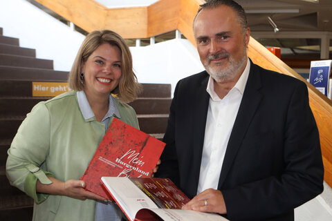 Landeshauptmann Hans Peter Doskozil und KBB-Geschäftsführerin Claudia Priber mit dem "Mein Burgenland Buch".