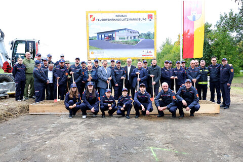 Landesrat Heinrich Dorner beim Spatenstich für das neue Feuerwehrhaus in Lutzmannsburg