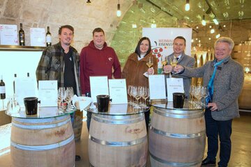 nstoßen mit Jungwein im Weinkeller der LWFS: v.l. die Kellermeister David Bauer und Jürgen Weber, LH-Stellvertreterin Astrid Eisenkopf, LT-Präsident Robert Hergovich und prov. Schulleiter Erich Unger