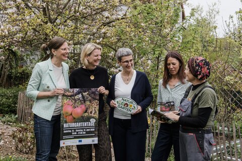 Regina Himmelbauer (Gartenbesitzerin), Anja, Judith Tscheppe, Elisabeth Wuketich und Sabine Kroyer (alle Natur im Garten Burgenland) (v.l.) laden zu den Naturgartentagen ein.