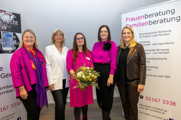 AMS-Burgenland-Geschäftsführerin Mag.a Helene Sengstbratl, Neusiedls Bürgermeisterin LAbg. Elisabeth Böhm, Mag.a Karin Behringer-Pfann, Geschäftsführerin des Vereins „Der Lichtblick“, Landeshauptmann-Stellvertreterin Mag.a Astrid Eisenkopf und Landesrätin Mag.a (FH) Daniela Winkler.