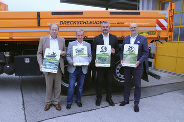 Obmann-Stellvertreter Bürgermeister Josef Korpitsch und Obmann Bürgermeister Michael Lampel (Burgenländischer Müllverband BMV) stellten gemeinsam mit Verkehrslandesrat Heinrich Dorner und ORF Burgenland-Landesdirektor Werner Herics (v.l.) die Kampagne 2022/2023 "Sei keine Dreckschleuder - Unsere Straßen sind keine Mülldeponie" in Eisenstadt vor.