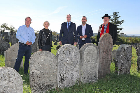 Dank der Pflegemaßnahmen im Rahmen des Projekts „Erinnerungszeichen“ befindet sich der Jüdische Friedhof in Lackenbach befindet in einem sehr guten Zustand. v.l.:  Bgm. Christian Weninger, Mag. Eva Schwarzmayer, Trendwerk, Projektleiterin Burgenland, Mag. Klaus Hoffmann, MSc, Generalsekretär für kfm. Angelegenheiten der Israelitischen Kultusgemeinde Wien, LR Mag. Heinrich Dorner, Horst Horvath, RE.F.U.G.I.U.S.