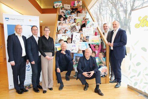 Thomas Mersich (KBB), Bürgermeister Markus Landauer, KBB Geschäftsführerin Barbara Weisseisen-Halwax, die Intendanten Johannes Kutrowatz und Eduard Kutrowatz, Landesrsat Mag. Heinrich Dorner und Landeshauptmann Mag. Hans Peter Doskozil mit Kindern der Volksschule Raiding.