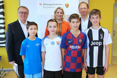 BSO-Präsident Hans Niessl, LRin Mag.a Daniela Winkler, Sportreferent der Bildungsdirektion, Mag. Harald Ziniel mit Schülern der Sport NMS Neusiedl am See: v.l.: Dominik Hrasko, Marko Pernicka, Ante Simic, Benjamin Marczinecz