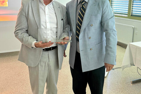 Prim. Univ.-Prof. Dr. Mag. Martin Pichler, MBA (r.) überreichte Wolfgang Stangl den ersten „Wolfgang Stangl Innovationspreis“.