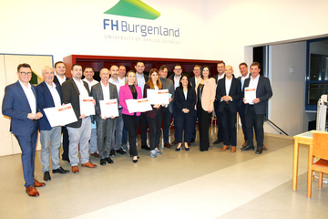 Landeshauptmannstellvertreterin Astrid Eisenkopf, GVV-Präsident Erich Trummer, Gemeindebund-Präsident Leo Radakovits und Akademie Burgenland- Geschäftsführerin Bettina Frank mit den Kursteilnehmer*innen.