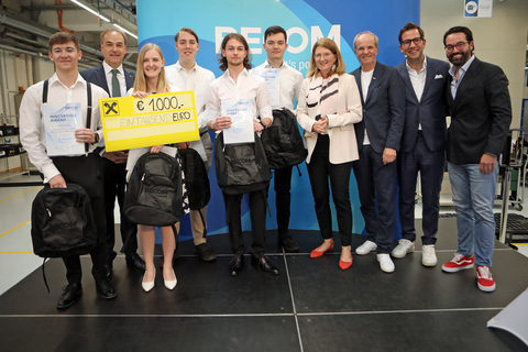 Landesrat Dr. Leonhard Schneemann (2.v.l.), Industriellenvereinigung Burgenland-Präsidentin Heide Adelwöhrer (4.v.r.), Johann (3.v.r.) und Johannes Klein (2. v.r.) mit Dejan Stojanovic (r.) sowie den Zweitplatzierten András Szabolcs, Jan-Fabio Mikikits, Lukas Berger, Simon Stumpfl und Vanessa Glatz.