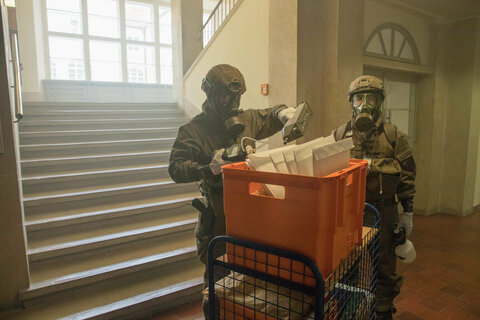 ABC-Experten des Heeres prüften auch die Post auf mögliche gefährliche Stoffe.