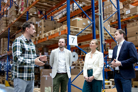 Beim Rundgang durch die Lagerhalle von Energy3000 in Müllendorf.