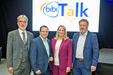 Bildungslandesrätin Mag.a (FH) Daniela Winkler (2.v.r.) eröffnete gemeinsam mit Wirtschafskammer Burgenland-Präsident Andreas Wirth (2.v.l.), Bildungsdirektor Hofrat Oberschulrat Alfred Lehner, BEd, MA (r.) und Messe Burgenland-Geschäftsführer Markus Tuider (l.) die Bildungs- und Berufsinformationsmesse in der Informhalle Oberwart.