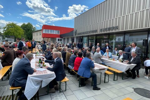 Die Bevölkerung war zahlreich erschienen, um zu feiern sowie danach das neue Gemeindezentrum zu besichtigen.