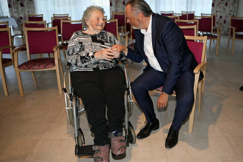 Landeshauptmann Hans Peter Doskozil nahm sich auch Zeit, mit den Bewohnerinnen und Bewohnern des Pflegekompetenzzentrums Gespräche zu führen.