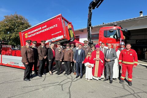 Landesrat Dr. Leonhard Schneemann beim Festakt zur Segnung und Übergabe des Wechselladerfahrzeuges mit Kran für die Freiwillige Feuerwehr Jennersdorf.