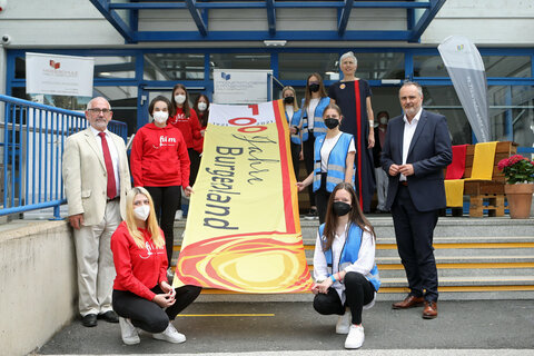 Landeshauptmann Hans Peter Doskozil mit Direktor Prof. Mag. Dr. Aristoteles Papajanopulos und Fachvorständin StR Mst.in Dipl.-Päd. Anita Mareich-Kreimer, BEd, mit Schülerinnen der HBLA Oberwart.