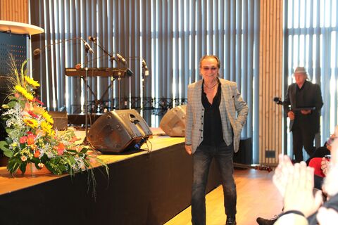 Komponist und Musiker Christian Kolonovits auf dem Weg zur Bühne, um den EUROSTAR für sein musikalisches Lebenswerk entgegenzunehmen.