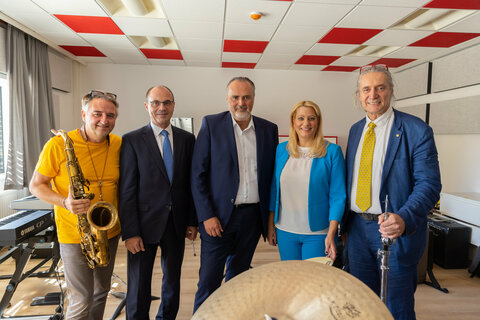 Erster Unterrichtstag an der JHP: Thomas Faulhammer, Dozent für Saxophon, Geschäftsführer Mag. Franz Steindl Landeshauptmann Mag. Hans Peter Doskozil, Landesrätin Mag.a (FH) Daniela Winkler und der prov. Rektor Gerhard Krammer.