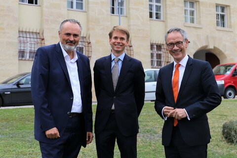 Landeshauptmann Mag. Hans Peter Doskozil mit dem Berater für Agrarangelegenheiten der Botschaft des Königreichs der Niederlande, Koen van Ginneken, und seiner Exzellenz Aldrik Gierveld, dem Botschafter des Konigreichs der Niederlande (v. l. n. r.), im Rahmen der Übergabe des Jubiläumsgeschenks vor dem Eisenstädter Landhaus.