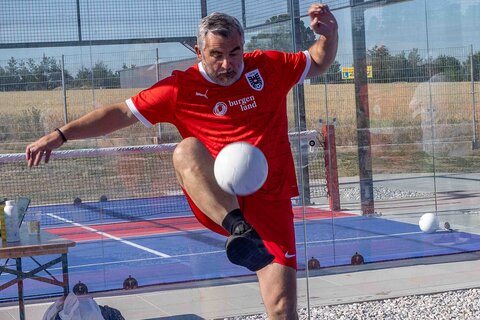 Auch Landesrat Heinrich Dorner bewies am Padbol Court Ballgefühl und technische Finesse.