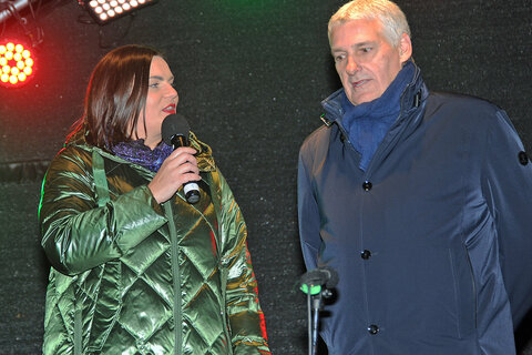 Landeshauptmann-Stellvertreterin Mag.a Astrid Eisenkopf (l.) eröffnete die Ruster Adventmeile offiziell.