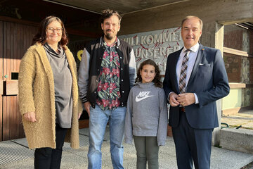 Mag.a Elvira Heisinger, Direktorin NMS Großwarasdorf, Schulsozialarbeiter Johann Peter Aufner, Schülerin Mira und Soziallandesrat Dr. Leonhard Schneemann