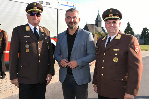 Landesrat Heinrich Dorner (Mitte) mit Brandrat Emmerich Aumüllner und Bezirkskommandant Martin Reidl.