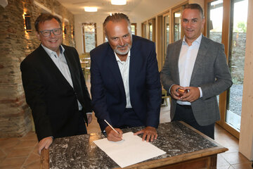 Landeshauptmann Hans Peter Doskozil mit Burgkoordinator Norbert Darabos und Bürgermeister Markus Szelinger (v.l.) bei der Unterschrift des Dokuments für die Zeitkapsel