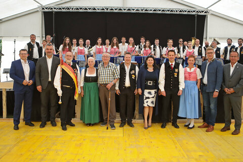 Landesrat Heinrich Dorner (2.v.l., vorne) mit Lackenbachs Bürgermeister Christian Weninger (r., vorne), Landtagsabgeordneten Patrick Fazekas (2.v.r., vorne), Obmann Wolfgang David (4.v.r., vorne), Kapellmeister Marco Horvath (Mitte, vorne), sowie weiteren Ehrengästen und Mitgliedern der Jugendmusik Lackenbach beim Festakt in Lackenbach.