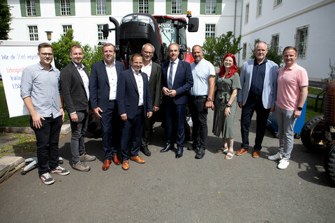 Landesrat Dr. Leonhard Schneemann mit Fest- und Ehrengästen sowie Mitgliedern der Arbeiterkammer und Wirtschaftskammer Burgenland.