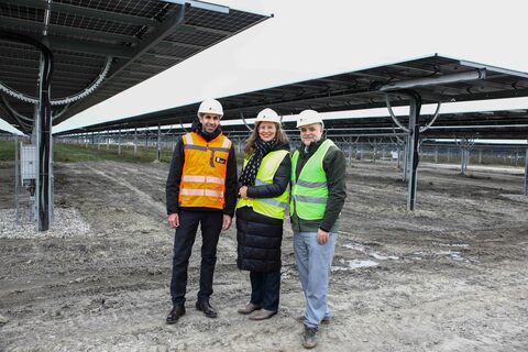 Landeshauptmann-Stellvertreterin Anja Haider-Wallner beim Besuch des Agri-PV-Wind-Parks in Tadten/Wallern mit Stephan Sharma, CEO der Burgenland Energie, und DI Matthias Grün, Vorsitzender des Vorstandes Esterhazy Betriebe AG