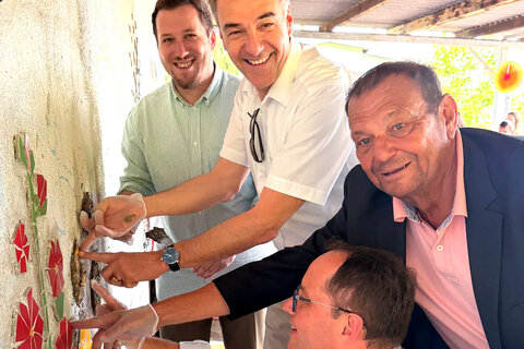 Landesrat Dr. Leonhard Schneemann mit SOS-Kinderdorf-Leiter Mag. Marek Zeliska beim Dorffest des SOS Kinderdorfs Pinkafeld.