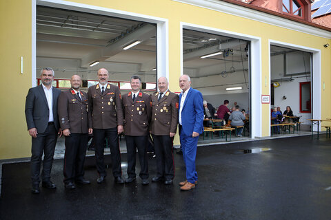 Landesrat Heinrich Dorner, Feuerwehrkommandant OBI Romeo Malits, Landesfeuerwehrkommandant LBD Ing. Franz Kropf, Feuerwehrkommandant-Stellvertreter OBI Wolfgang Knor, Bezirksfeuerwehr-Kommandant-Stellvertreter BR Martin Geißegger und Bürgermeister Wolfgang Sodl (v.l.) vor dem neuen Feuerwehrhaus.