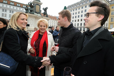 Landesrätin Mag.a (FH) Daniela Winkler und Landtagspräsidentin Verena Dunst im Gespräch mit Gästen