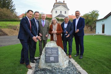 Bei der Enthüllung des Gedenksteines in Erinnerung an Käthe Sasso vor dem Schloss Nebersdorf (v.l.): Bürgermeister Mag. (FH) Martin Karall, LWK Burgenland Präsident DI Nikolaus Berlakovich Johann Palatin, Eva Chavanne, geborene Szmudich, Karl Palatin und Landesrat Mag. Heinrich Dorner