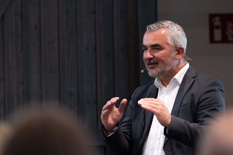 Landesrat Heinrich Dorner bei der Podiumsdiskussion.