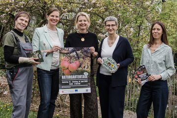 Regina Himmelbauer (Gartenbesitzerin), Anja, Judith Tscheppe, Elisabeth Wuketich und Sabine Kroyer (alle Natur im Garten Burgenland) (v.l.) laden zu den Naturgartentagen ein.