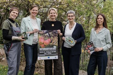 Regina Himmelbauer (Gartenbesitzerin), Anja, Judith Tscheppe, Elisabeth Wuketich und Sabine Kroyer (alle Natur im Garten Burgenland) (v.l.) laden zu den Naturgartentagen ein.
