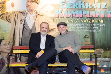 Landeshauptmann Hans Peter Doskozil und Thomas Stipsits vor dem Sujet von Stipsits‘ neuem Film „Eierkratz-Komplott“.