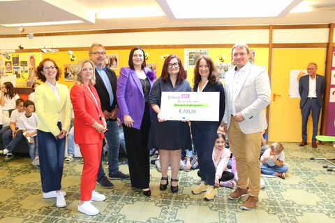 VS_Weingraben: LH-Stv.in Astrid Eisenkopf bei der Preisübergabe an die Volksschule Weingraben.